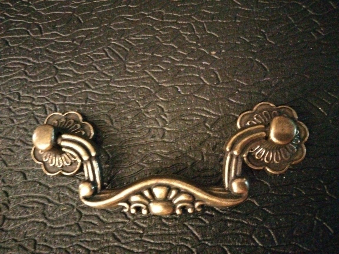 New 3" C2C Bail Drops Drawer Pull Handle, Antique Brass Finish.
Items are new in bag.
3" center to center. Overall Length is 4" × 1-1/2".
Made put of