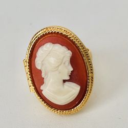Vintage 1.5 Inch Cameo Goldtone Ring (size 7/8)