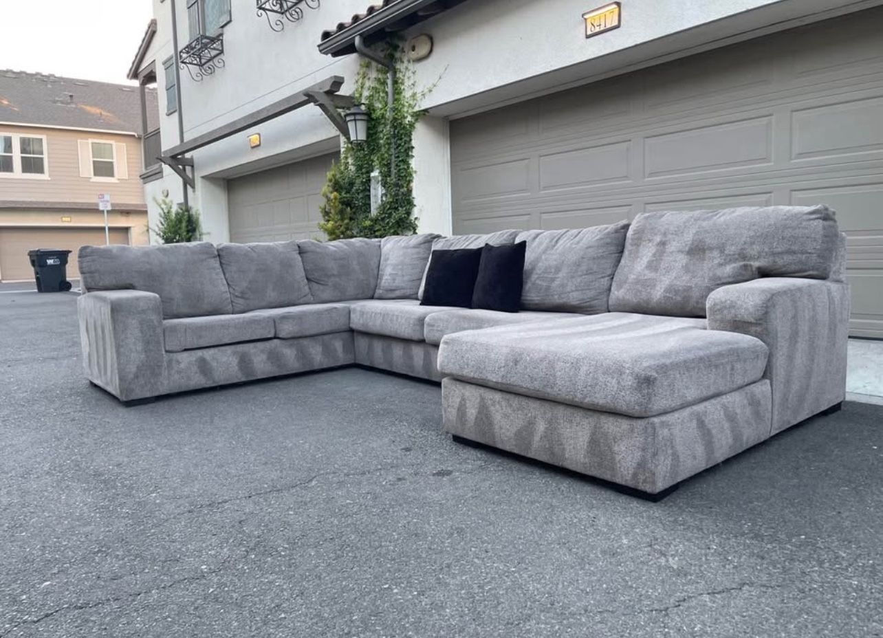Huge Light Grey Sectional Couch Sofa From Ashley Furniture In Excellent Condition - FREE DELIVERY ๐