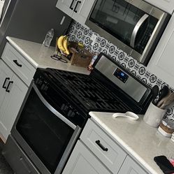 Stove And Microwave 