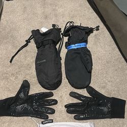 Snowboarding Gloves And Goggles 