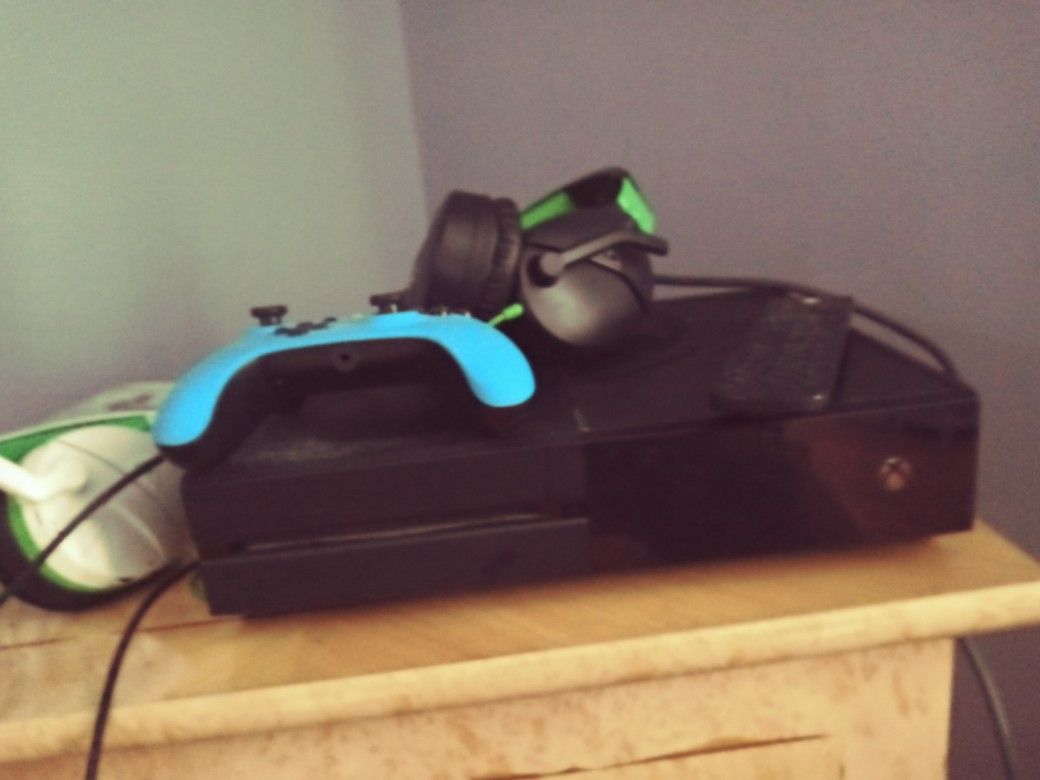 Xbox 1 1 Controller 2 Sets Of Headphones And A Power A Charging Set Up