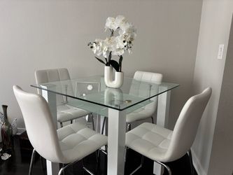 Table set with four chairs white