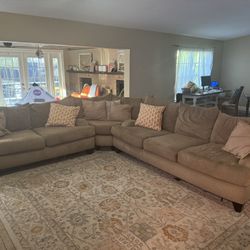 Sectional Must Go !! Make Me An Offer And It’s Yours!