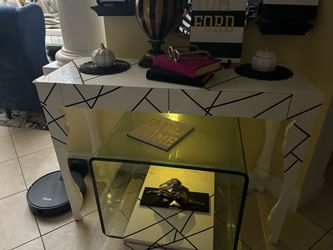 Beautiful black an white stripes table
