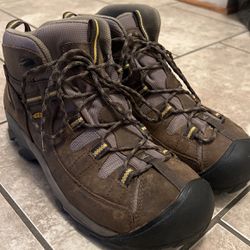 KEEN Mens Waterproof Hiking/Trail Shoes - Size 10 - LikeNew