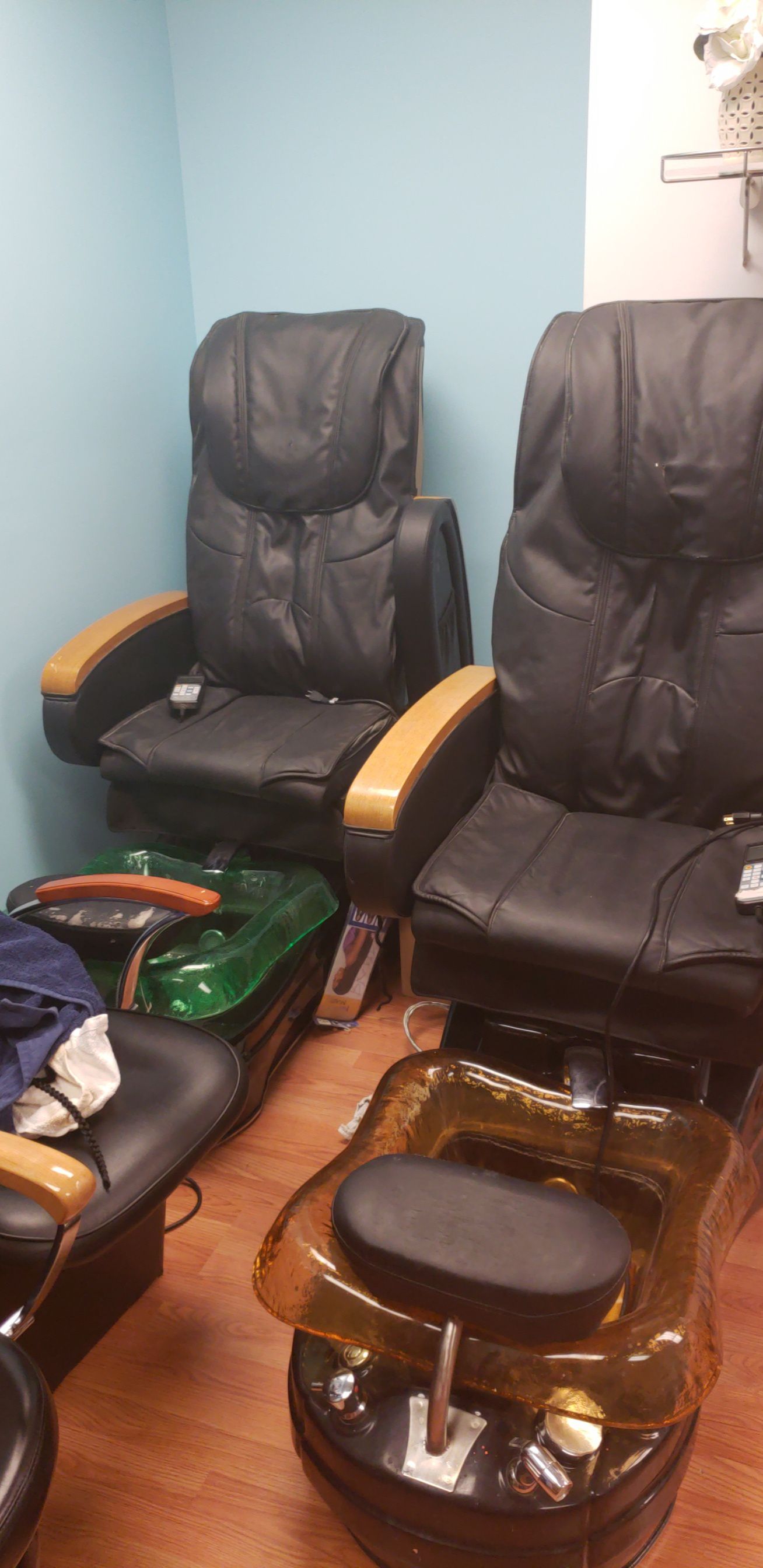 Pedicure chairs for FREE