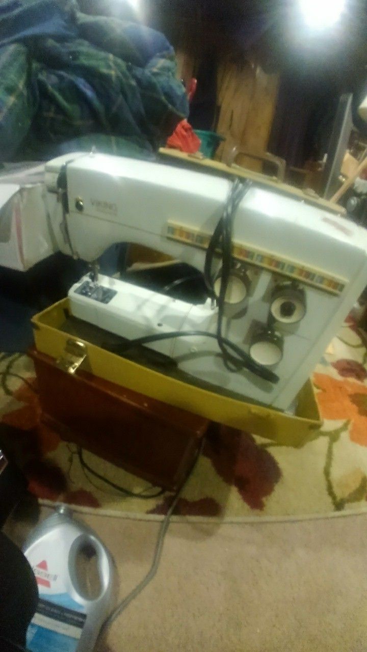 Husqvarna Sewing Machine W Box N Peddle 