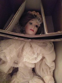 The box is a little dirty but the doll is in great condition. Price is negotiable.