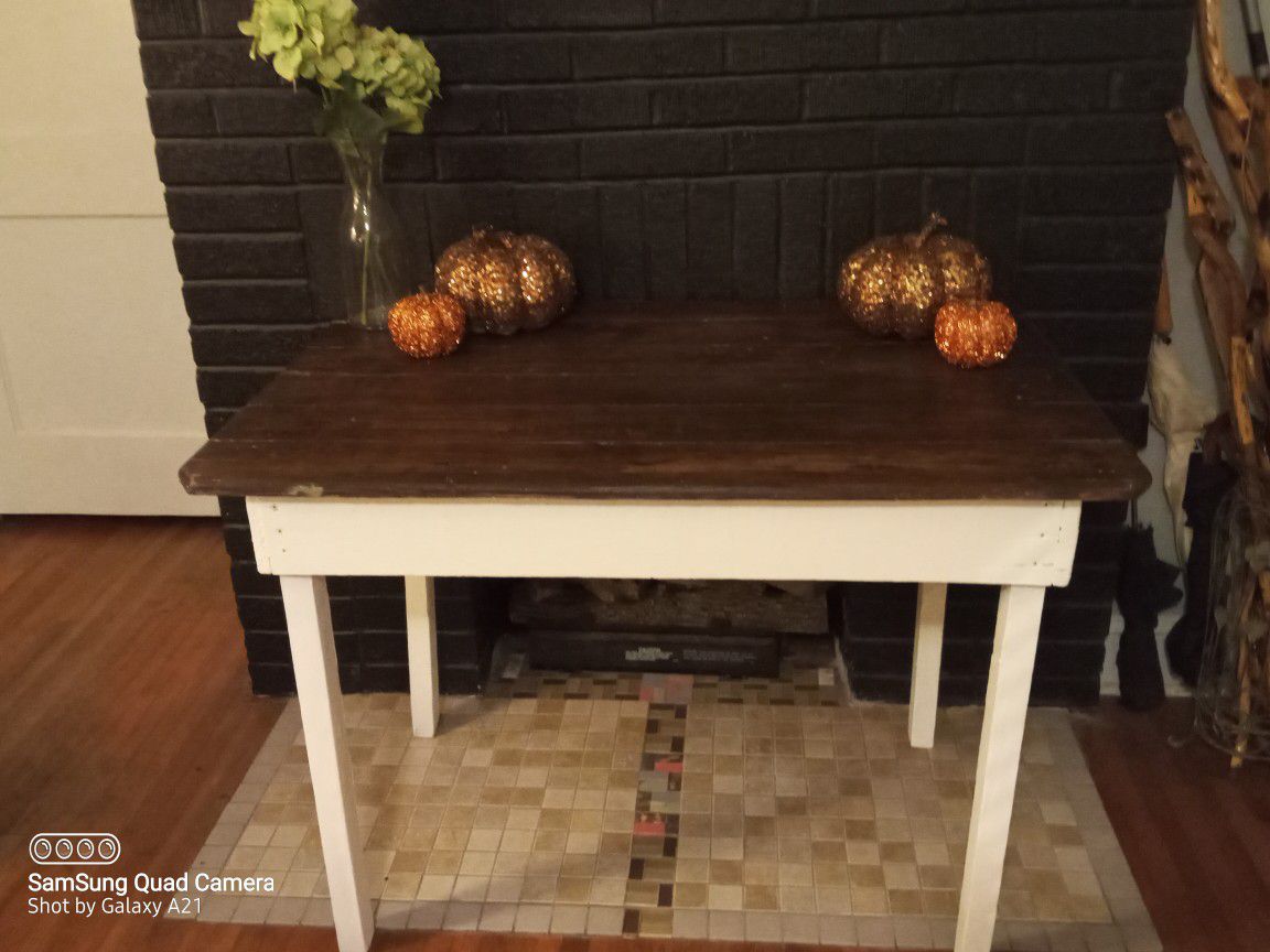 Beautiful Chalk Painted Farmhouse Table. Must have piece for anyone who collects or wants to start collecting Farmhouse style  furniture! A MUST SEE!!