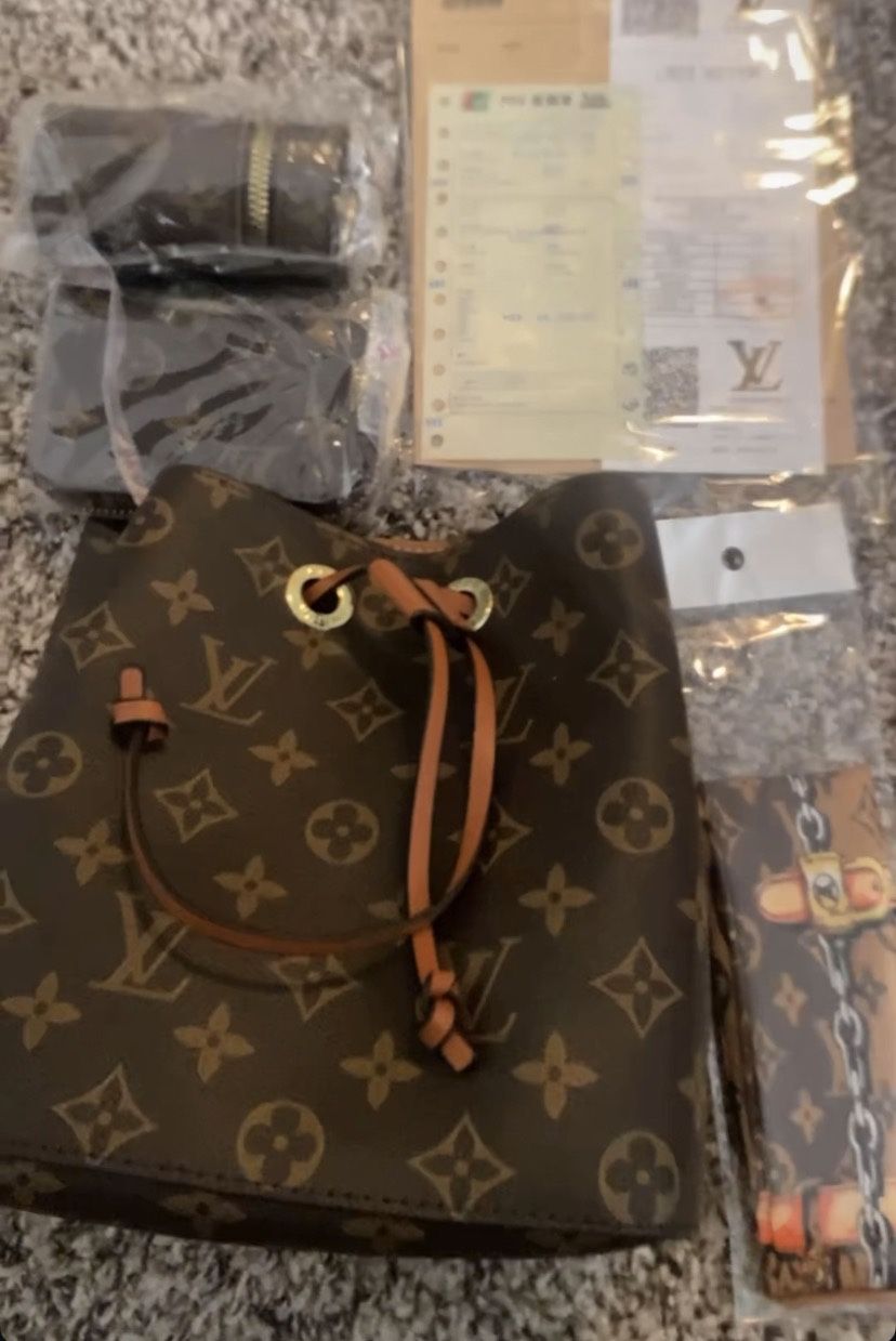 LOUIS VUITTON  , 
