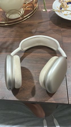 White airpod max’s.