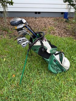 Mens Lazrus golf club set. Complete set with Titleist golf bag. Right handed