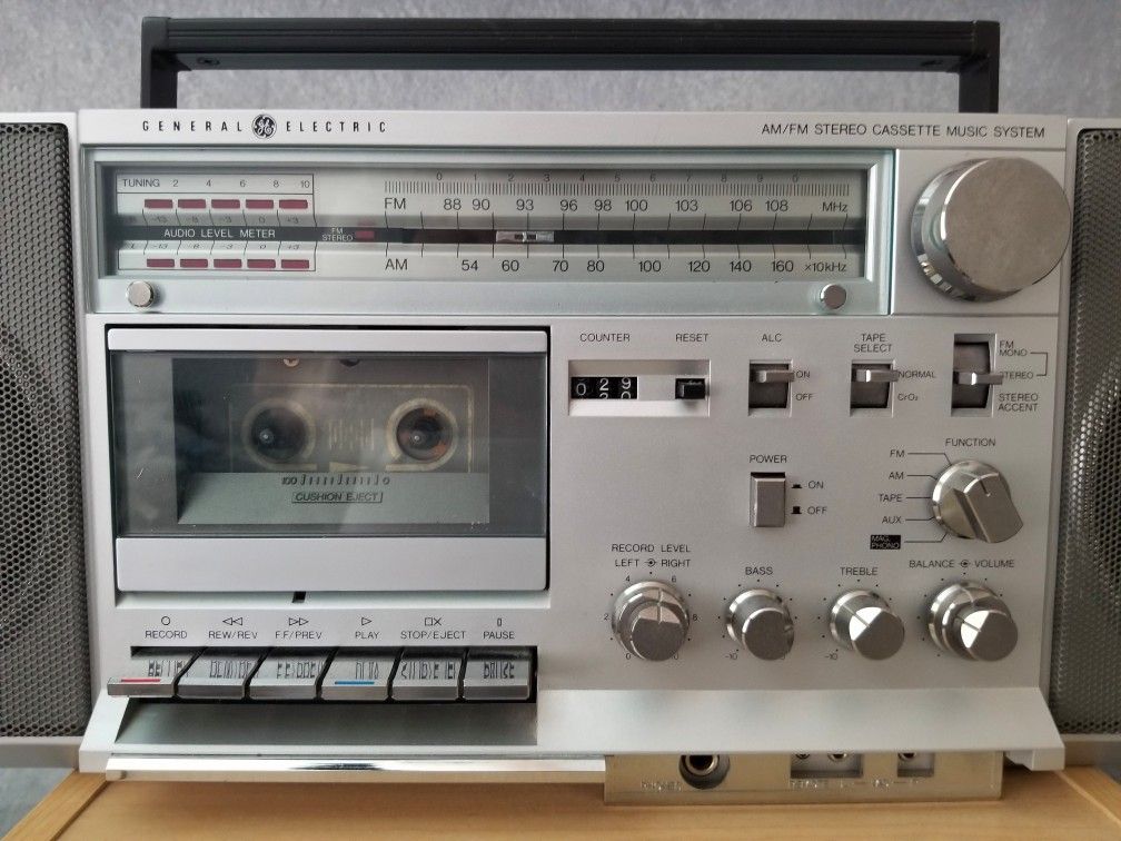 GENERAL ELECTRIC Stereo Radio / Cassette Recorder (Boombox Model PB3-5265A) (Working!)