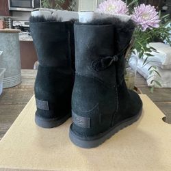 FEMME Black Uggs