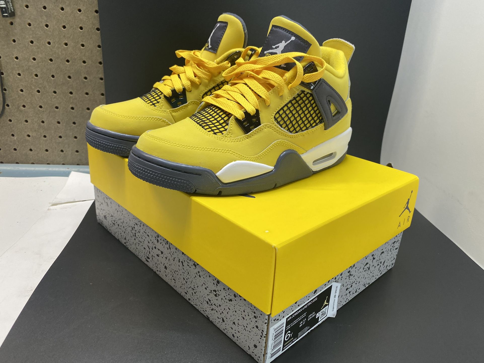 Nike Air Jordan 4 Retro Lightning Tour Yellow 2021 GS Size 6Y 7.5 Wms 408452 700
