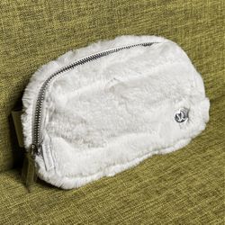 NEW NWT Lululemon Everywhere Belt Bag Waist Fanny Pack Plush Fleece Bone White Silver