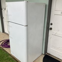 Refrigerator 100$
