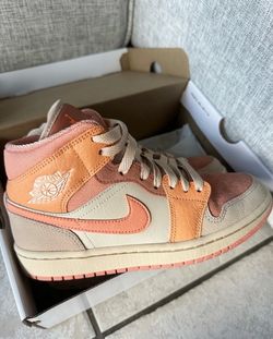 WMNS SIZR 7 AIR JORDAN 1 MID ATOMIC ORANGE/APRICOT AGATE