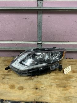 2017-2019 Nissan Rogue Left Side Halogen Headlight OEM 
