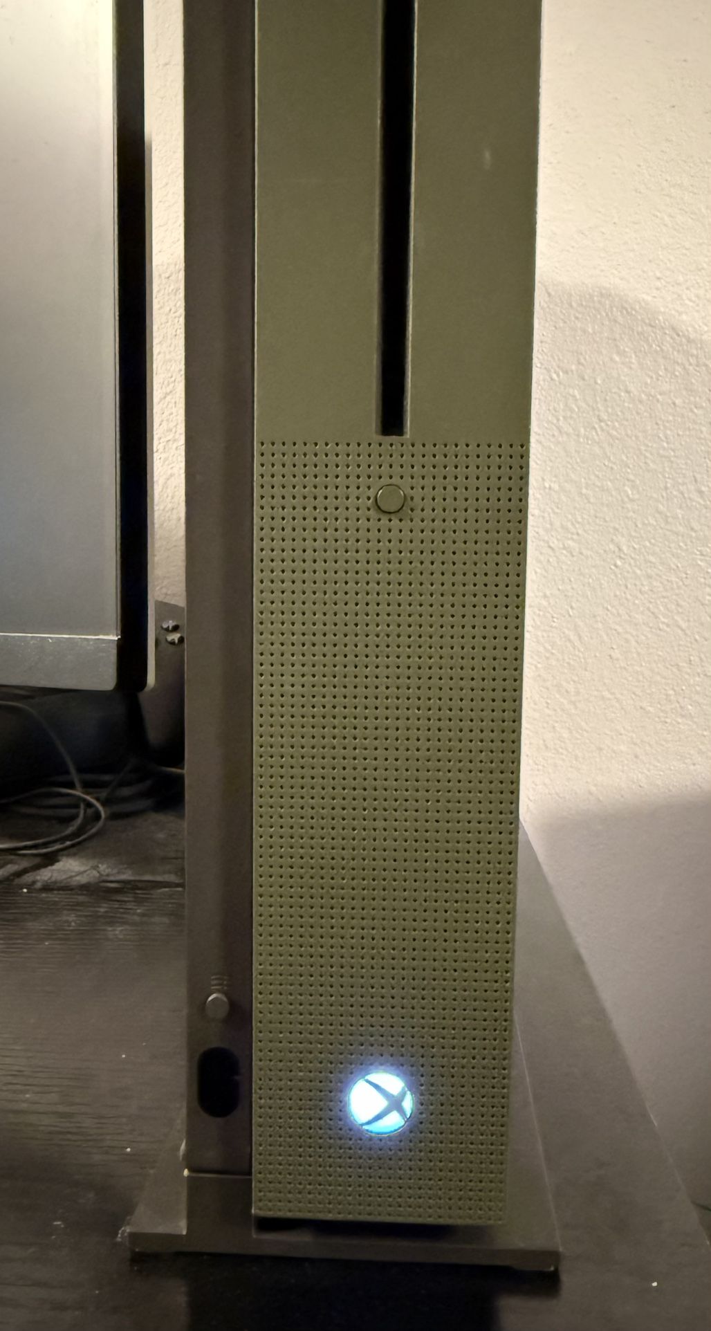 Xbox One S 1TB (Military Green) + Controller
