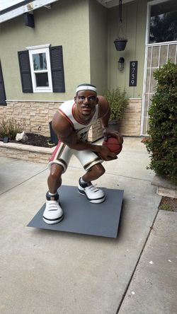 LeBron James Figure