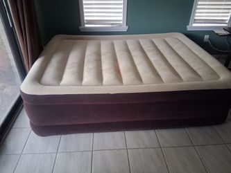 Inflatable queen mattress  with pump