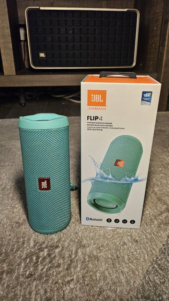 Teal JBL Flip 4