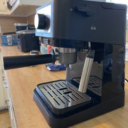 DeLonghi Espresso Machine – Works Great – Makes Lattes & Cappuccino