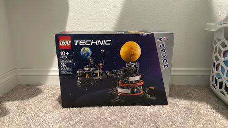 Planet Earth and Moon in Orbit Lego set