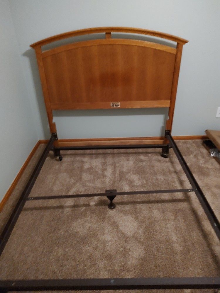 Full Size Headboard/Chest of Drawers