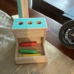scale for weighing babies and 2 toys Lovely