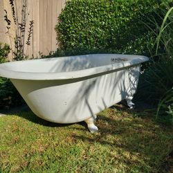 VINTAGE CLAWFOOT TUB