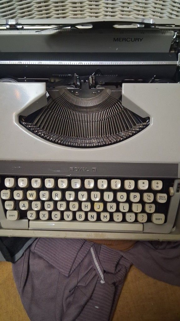 VINTAGE ROYAL TRAVEL TYPEWRITER
