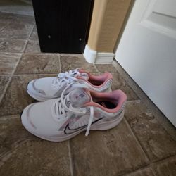 Tennis Shoes - Women's NIKE 7.5