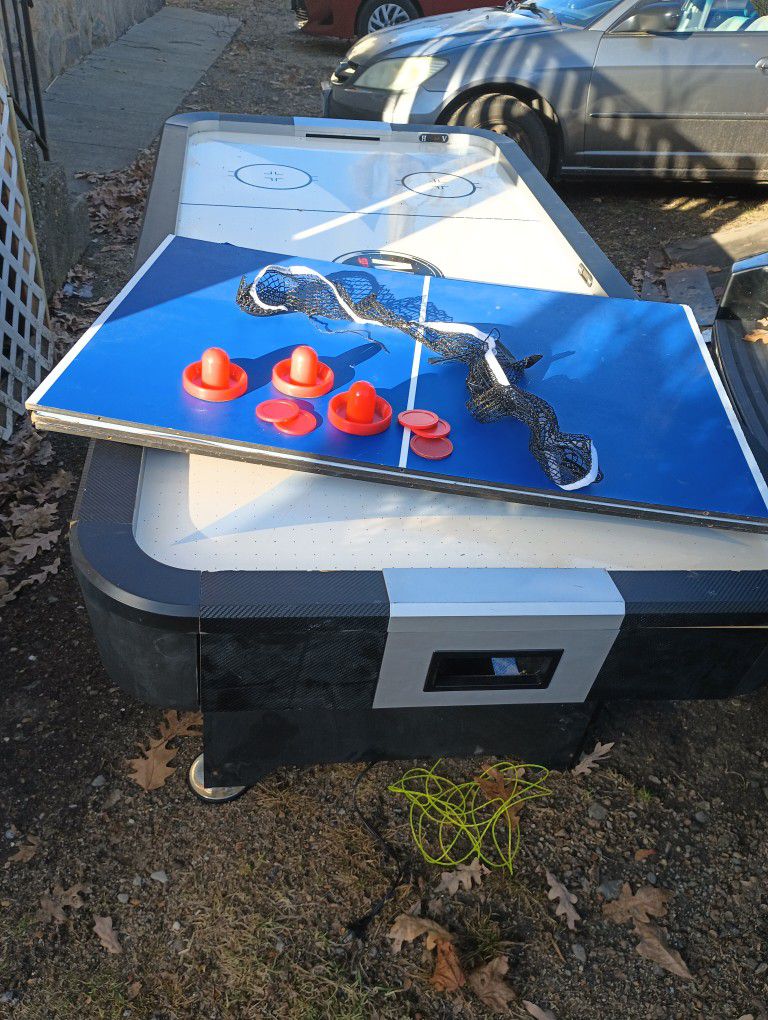 Air Hockey / Ping Pong Table in good Condition 