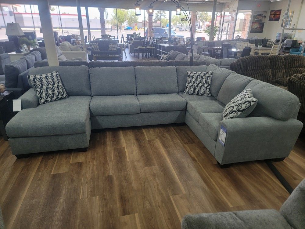 New 3pc Sectional In Grey
