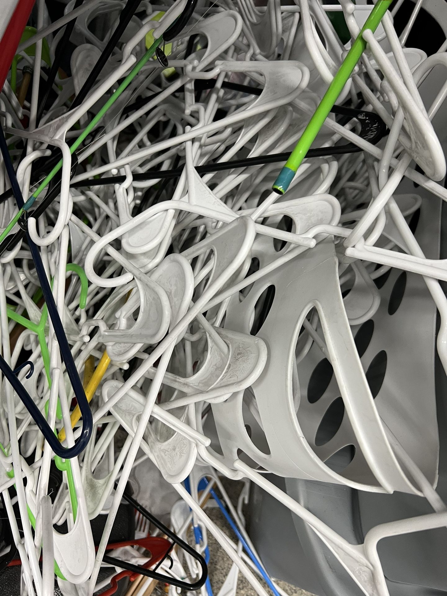 $3 TODOS LOS GANCHOS HANGERS