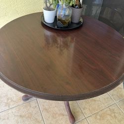 Round dining table