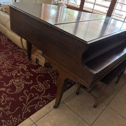 Piano Baby Grand Packard. It Works