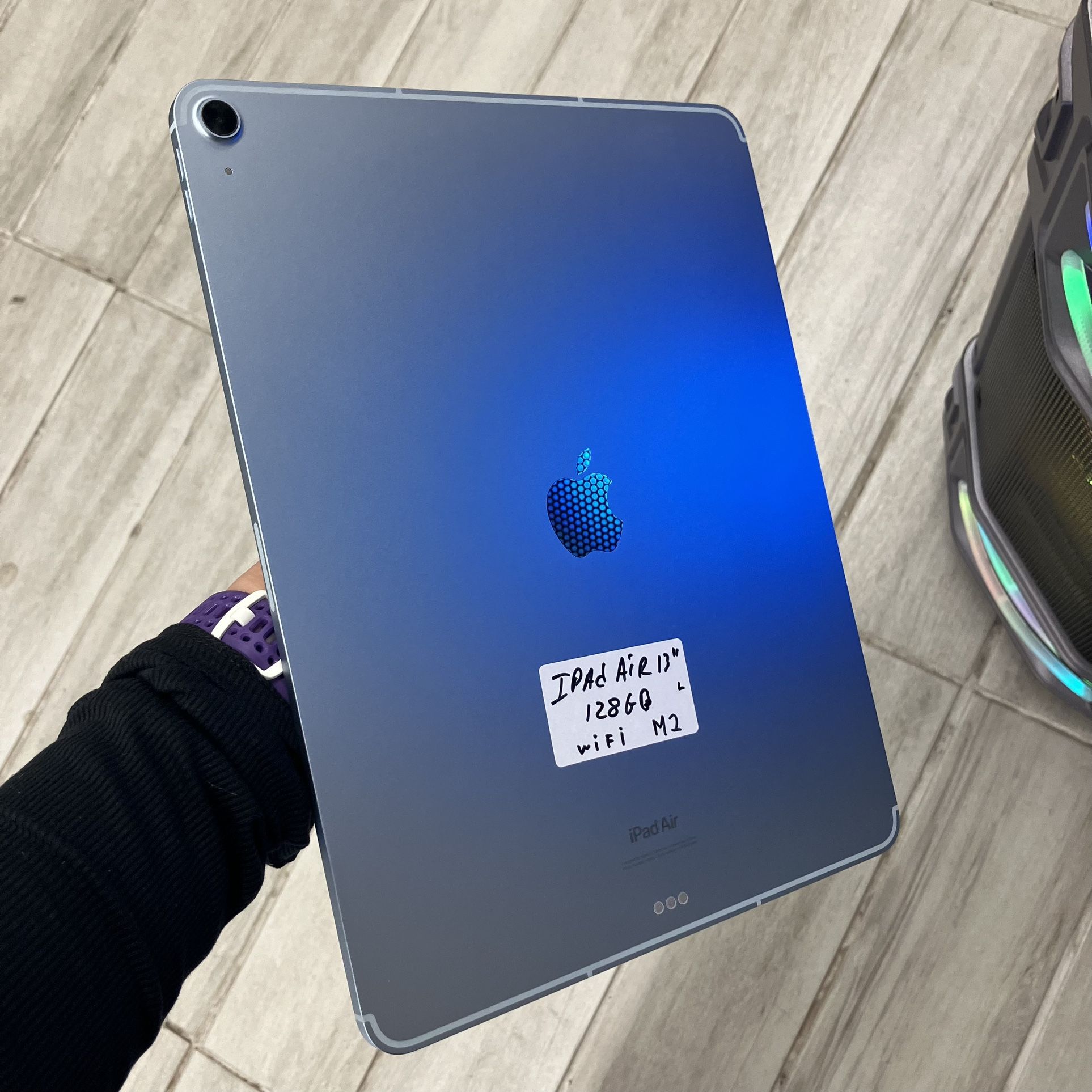 Blue Apple iPad Air, 128gb, 13”
