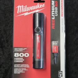 Milwaukee (2160-21) 800 Lumens LED Red Lithium USB 3.0  Rechargeable Flashlight