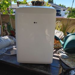 LG. 8,000 BTU Portable a/c