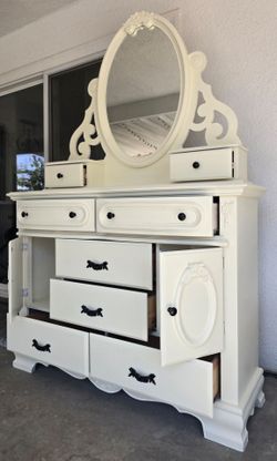 Beautiful dresser/vanity