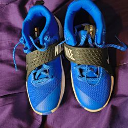Nike shoes never worn size 4y