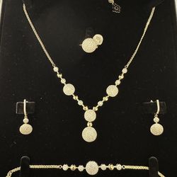 Gold tone jewelry set