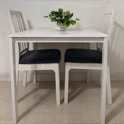 Se vende juego de comedor de dos sillas