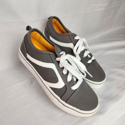 NWOT Wonder nation boys lace up canvas Sneakers size 4 . 