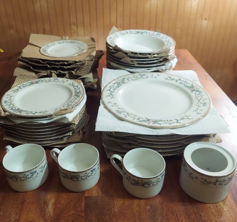 47pc  Faberware Fine China, Wellesley 1996 486 Katherine Bobonovsky