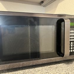 Hamilton Beach 900 Watt Microwave With Turntable- Excellent Condition!
